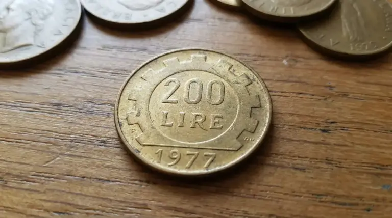 Moneta italiana da 200 lire del 1977 su superficie in legno