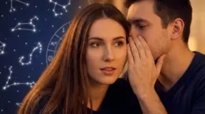 Un uomo sussurra all'orecchio di una donna con sfondo di costellazioni zodiacali