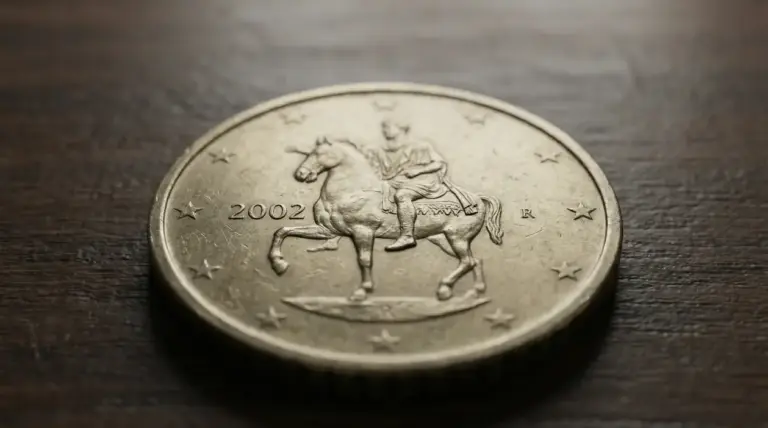 Moneta da 50 centesimi del 2002 con cavaliere a cavallo su sfondo in legno