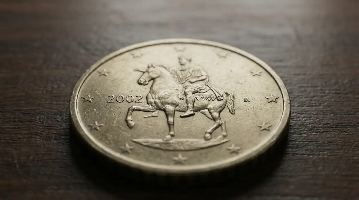 Moneta da 50 centesimi del 2002 con cavaliere a cavallo su sfondo in legno